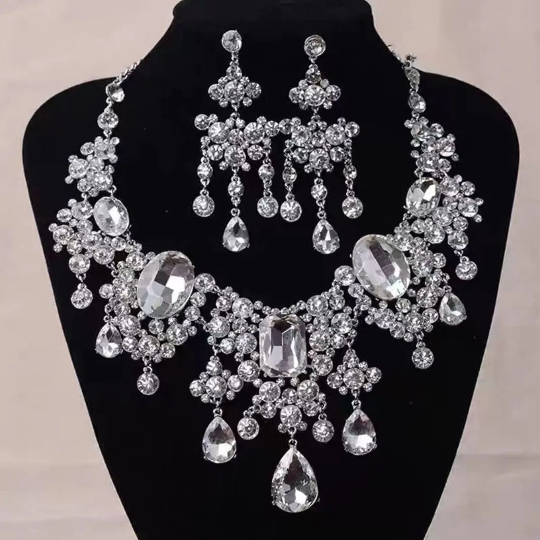 Conjunto de collar y aretes de joyería con forma de gota de agua brillante para banquetes