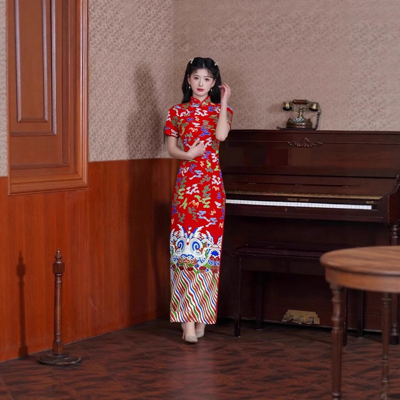 Manluolan Catwalk Cheongsam 2025 New Classy Long Red Auspicious Cloud Retro Elegant National Style Festive Performance Clothing