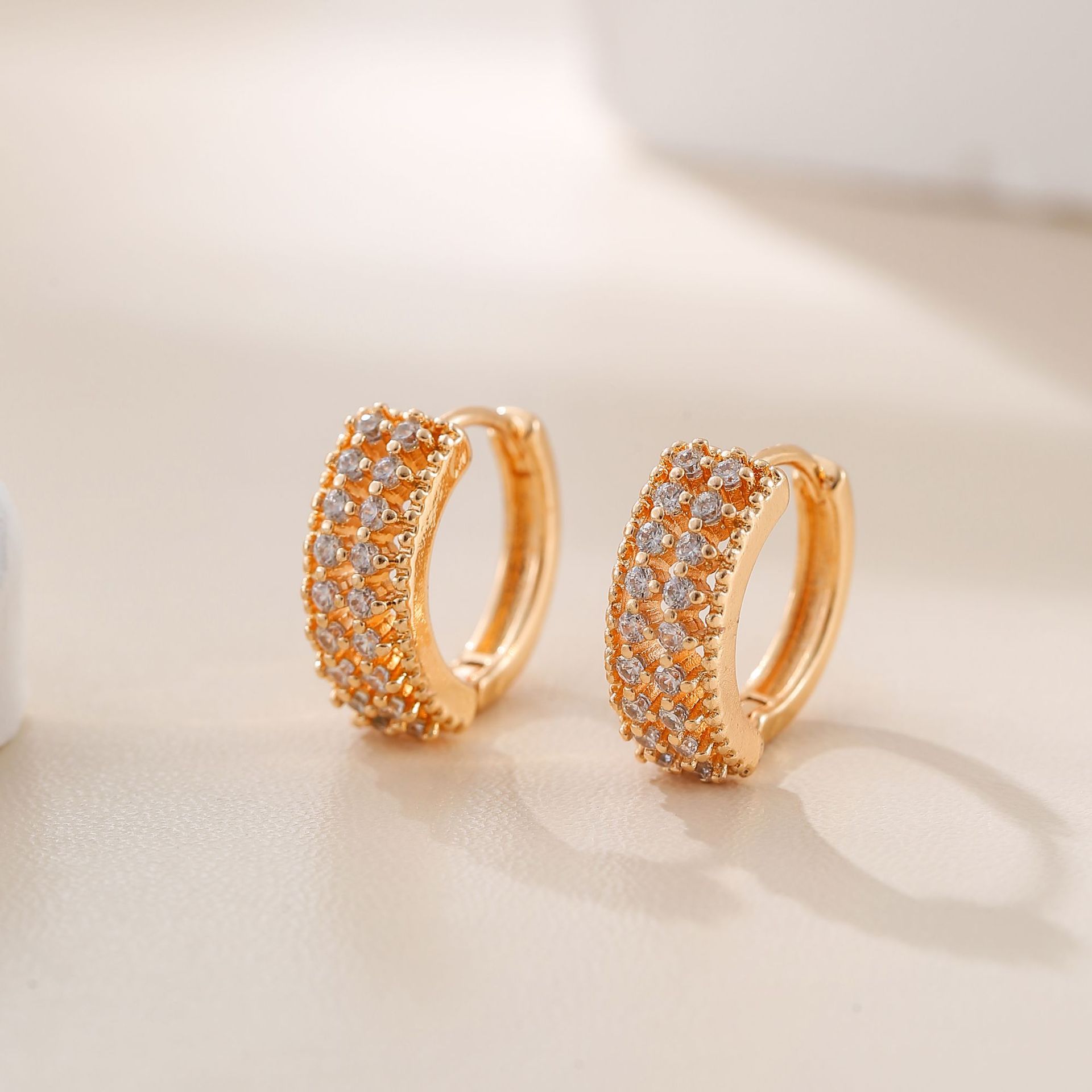 Transfronterizo anillo zirconio micro pendientes2024 nicho de moda diseño único completo blanco de zirconio delicado perno de orejas