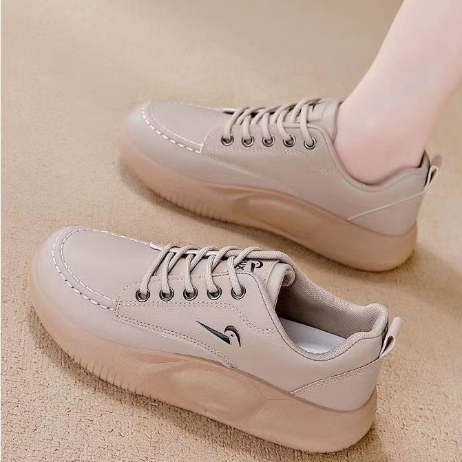 Zapatos blancos de suela gruesa para mujeres 2024 primavera y otoño nuevo estilo coreano ligero de moda versátil zapatos deportivos antideslizantes de cuero zapatos de skate