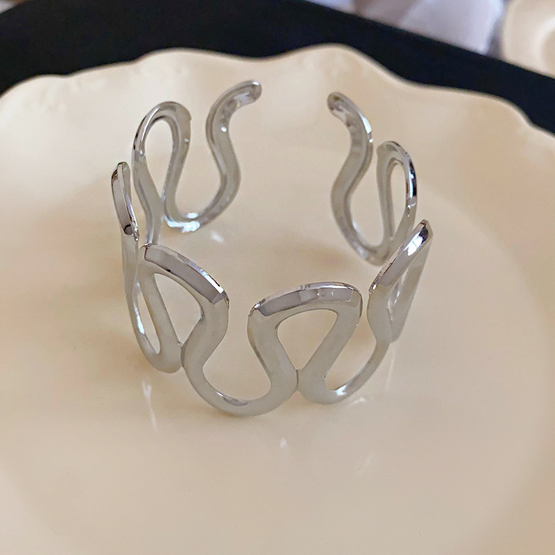 Europa y América plisada redonda abierta pulsera de metal estilo frío pulsera personalizada luz lujo alto sentido pulsera fábrica al por mayor