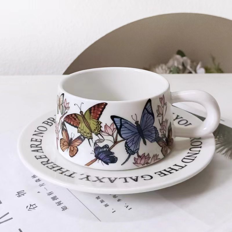 Francés retro flores púrpura mariposa nicho lujo ligero taza de café de alta calidad taza de agua exquisita taza de cerámica de té de la tarde plato