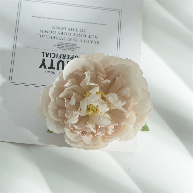 10センチの牡丹の花は花の頭を模倣しています。|undefined