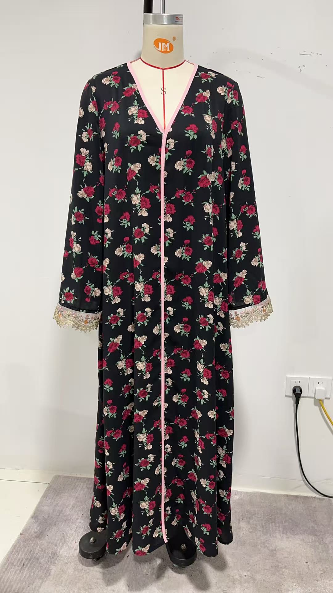 Elegant muslimsk klänning med v-ringning och spetsbroderi_voghion.com
