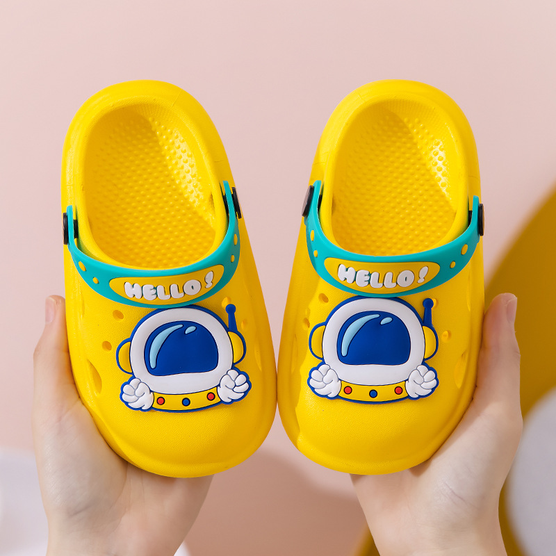 Nuevos zapatos de agujero para niños de verano para niños y niñas de dibujos animados antideslizante inferior suave infantil para niños sandalias de playa con punta cerrada