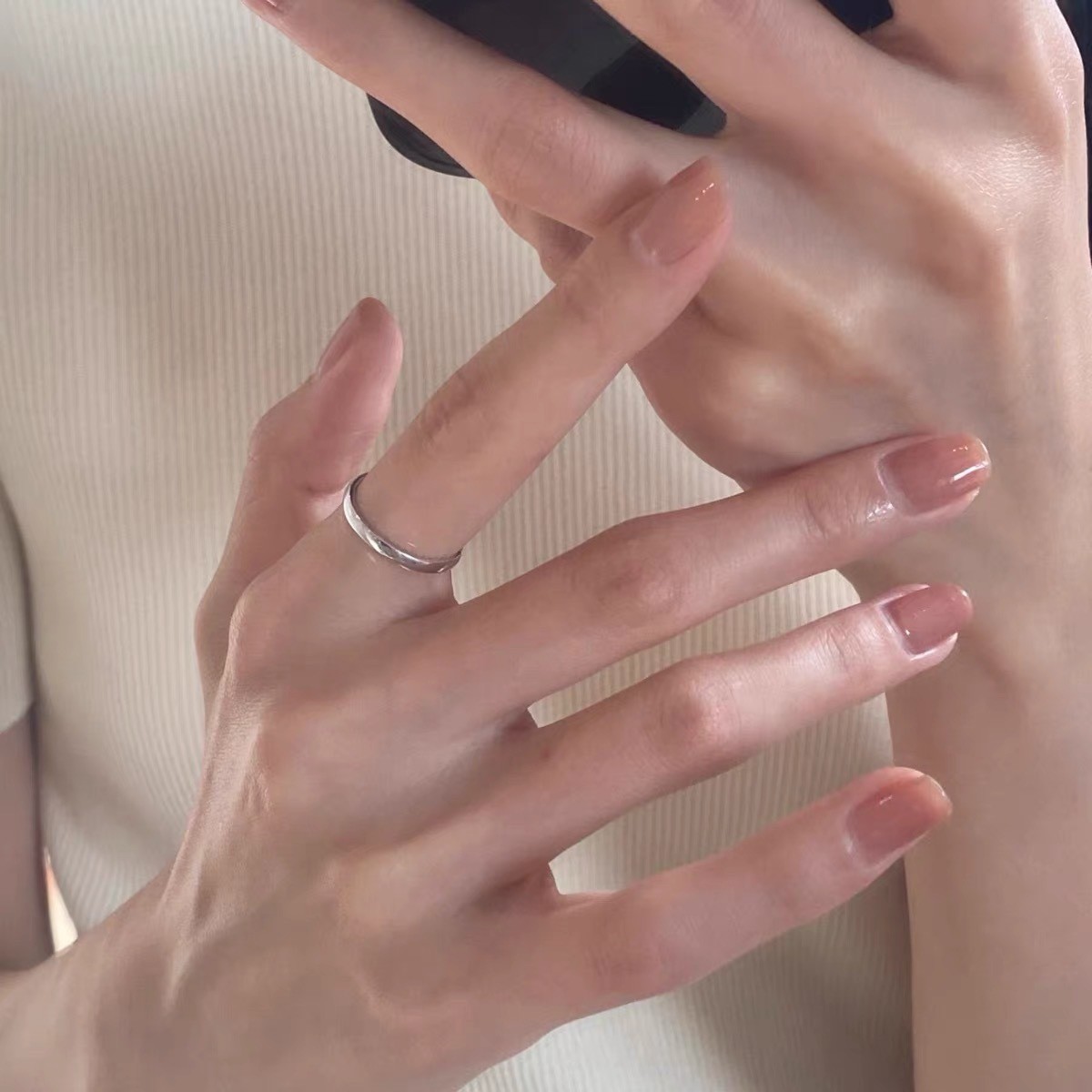 韓国版の不規則な925スターリングシルバーの女性用多用途リング、ニッチなインスタイルのデザイン、色あせしない組み合わせリング