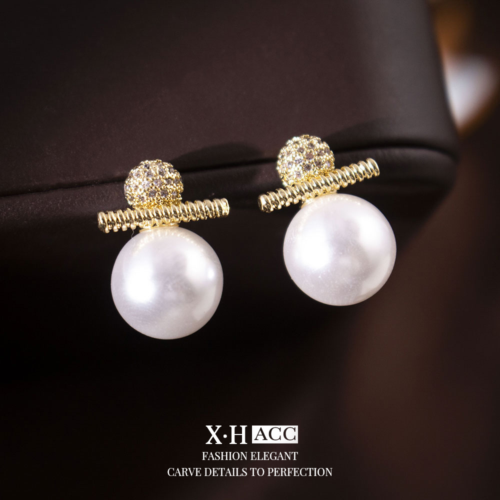 Geometric elegant design fashionable earrings with zircon from pearl