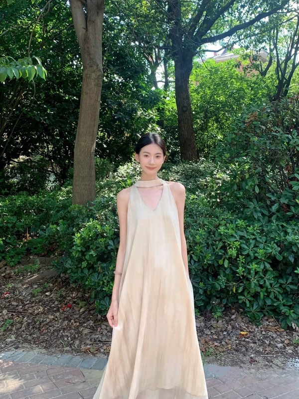 法式蓝色V领挂脖连衣裙女夏季清冷感海边度假风显瘦无袖薄纱长裙|undefined