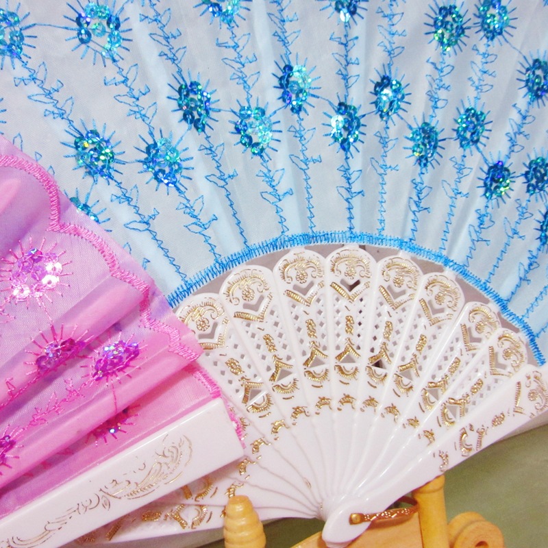 Fabricantes al por mayor de moda moderna verano español bordado de pavo real material de lentejuelas tallo de plástico abanico de tela de flores abanico de cola de pavo real