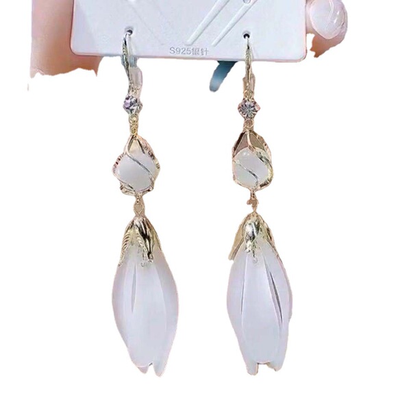 Fashionable elegant white geometric pendant