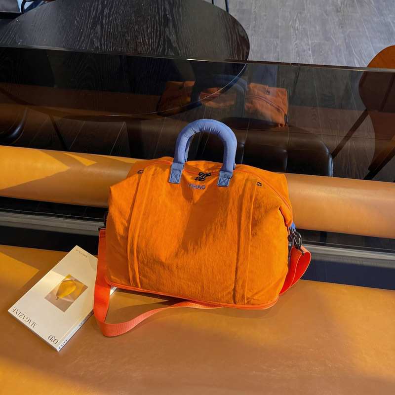 Two-tone nylon travel bag with large capacity, separate compartments for wet and dry items, independent shoe compartment, and suitable for swimming