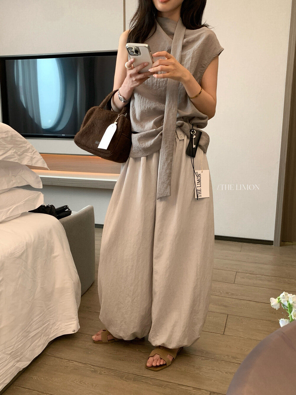 Áo hai dây nữ phong cách Hàn Quốc chất liệu satin tay không cổ chữ V — Xanh đen, màu trắng, màu xám chi tiết 22