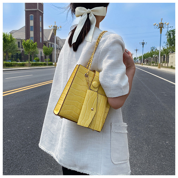 Mode Steinmuster Schnalle One-shoulder Messenger Chain Tote Bag display picture 6