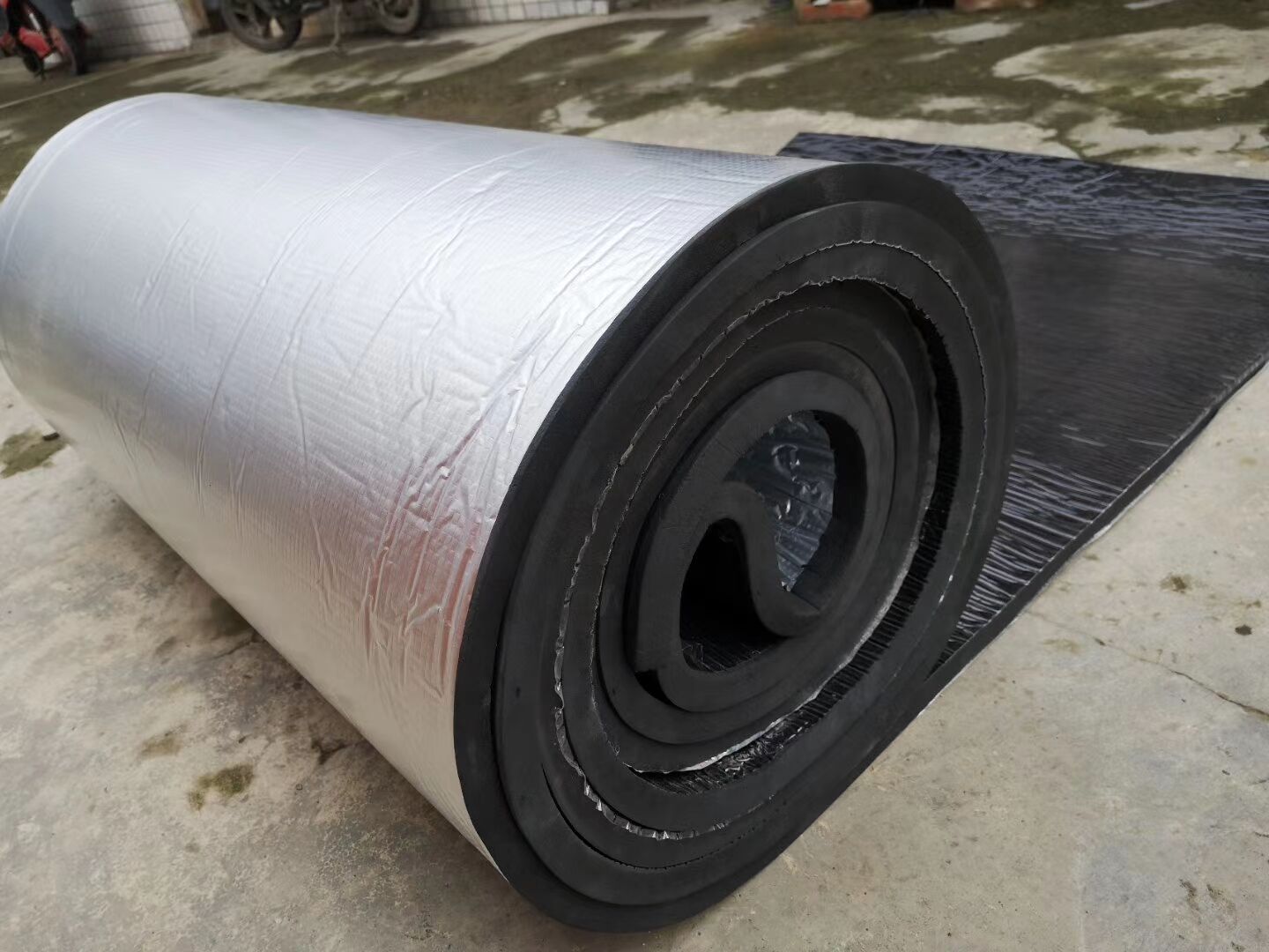 厂家供应黑色橡胶保温阻燃吸音隔热海绵单面复铝箔保温橡胶海绵