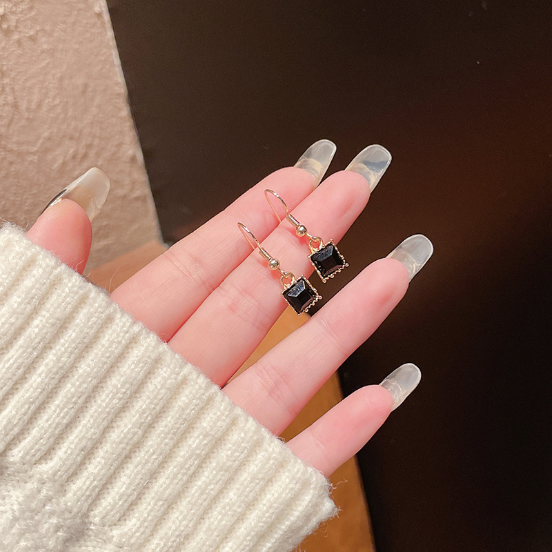 Pendientes transfronterizos, pendientes de metal de alta calidad, pendientes de 2025 nuevos pernos de moda, temperamento ligero y lujoso, pendientes de atmósfera