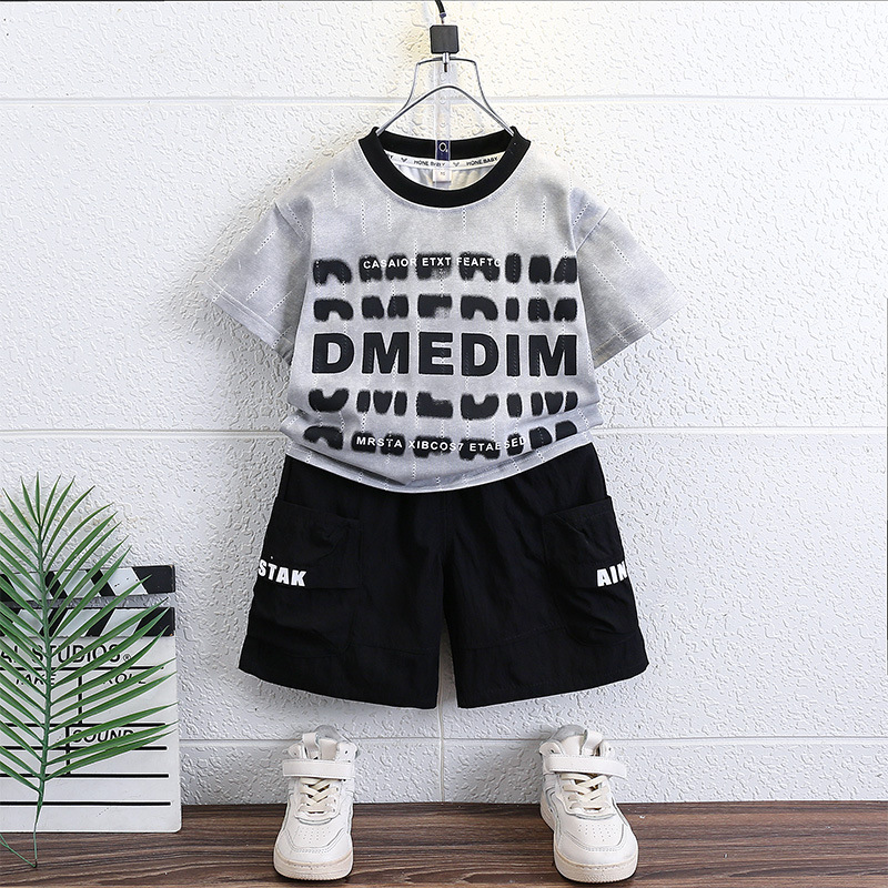 7207 Traje de manga corta para niños Camiseta con letras estampadas de verano para niños de estilo occidental Traje de dos piezas de la calle frita de verano 2025 marea