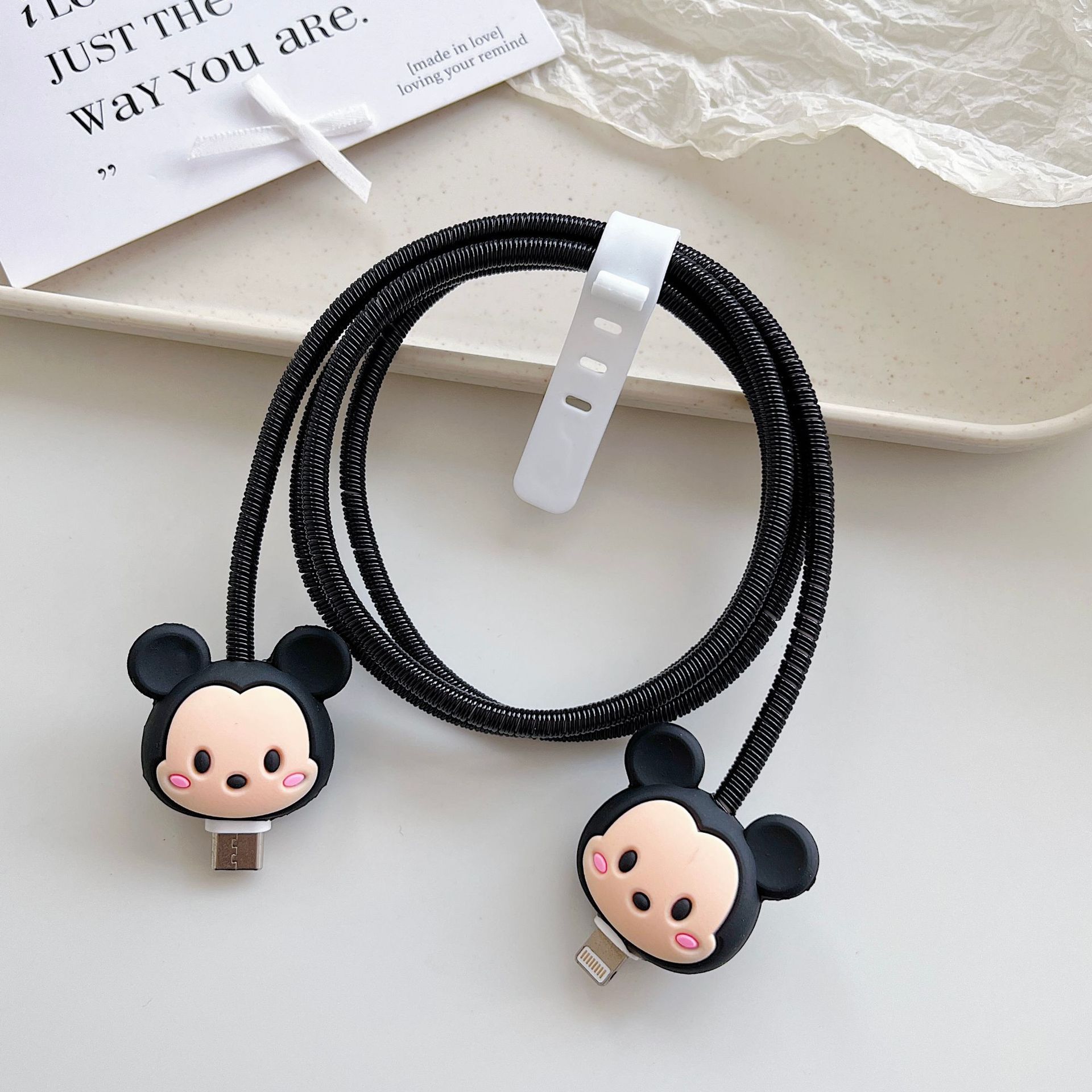 Amazon cartoon cable de datos cubierta adecuada para Apple Android cable de datos de carga rápida cuatro piezas en stock al por mayor