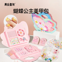 美楽子供の頃の子供の蝶々姫はネイルバッグを着ていました。