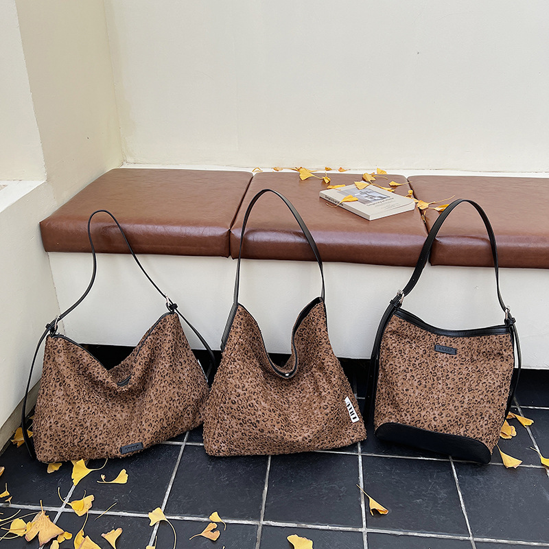 Retro leopardo bolso tote mujer 2025 nuevo nicho leopardo bolso sucio gran capacidad bolso de cubo de hombro casual