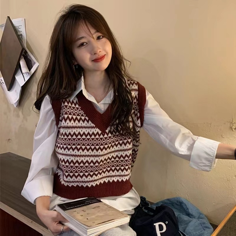 レトロ減齢vネックニットベストの女性は上着を着ています。|undefined