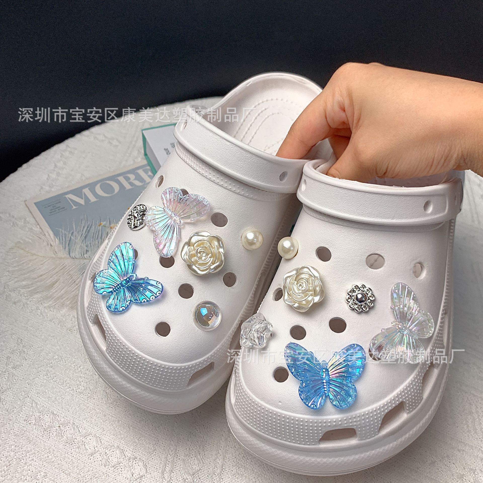 K134-Blue 및 흰색 나비 장미 세트 (신발 없음)