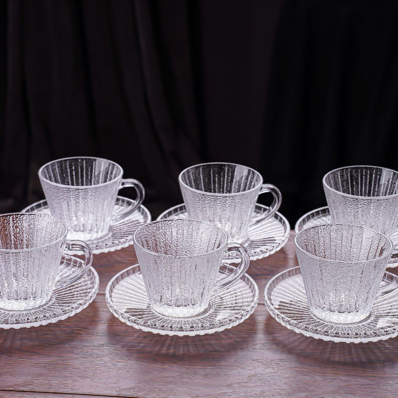 Juego de tazas y platillos de café de vidrio en relieve doméstico Concentración italiana engrosada Taza de té de vidrio resistente al calor simple de estilo europeo