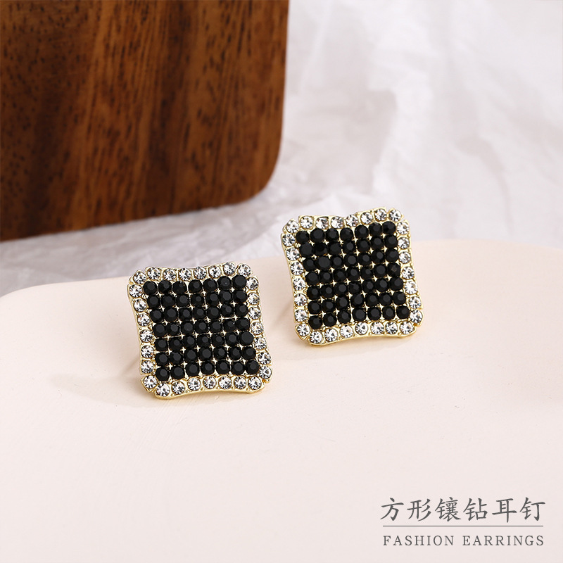 S925 aguja de plata Corea del Sur versátil personalizado geométrico cuadrado pendientes diamante incrustado estilo frío diseño simple pendientes