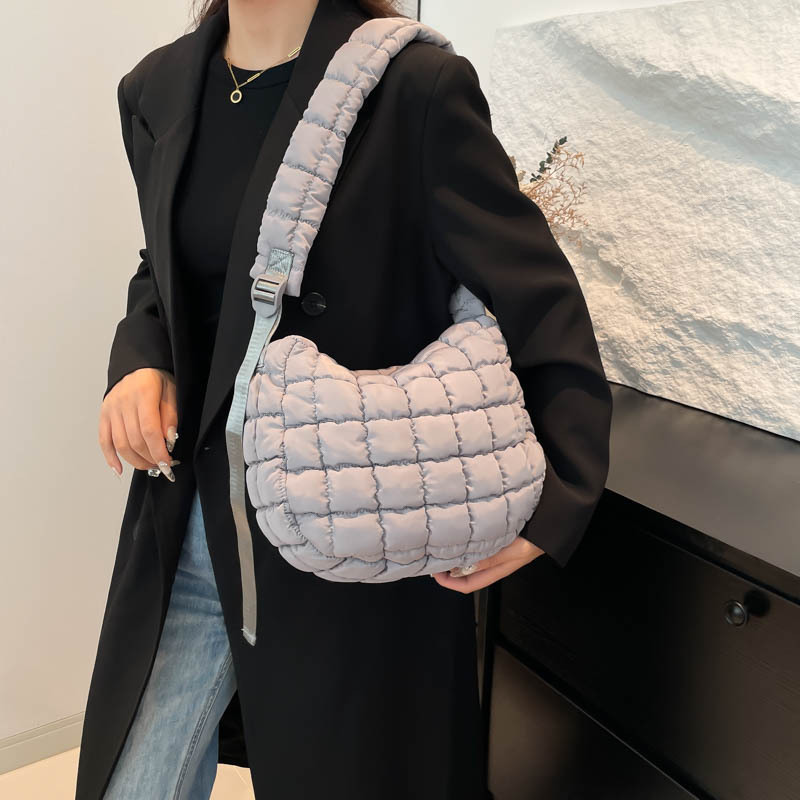 한국 스타일 패션 대용량 가방 여성의 2023 새로운 플리츠 클라우드 백 틈새 간단한 캐주얼 올 매치 숄더 백