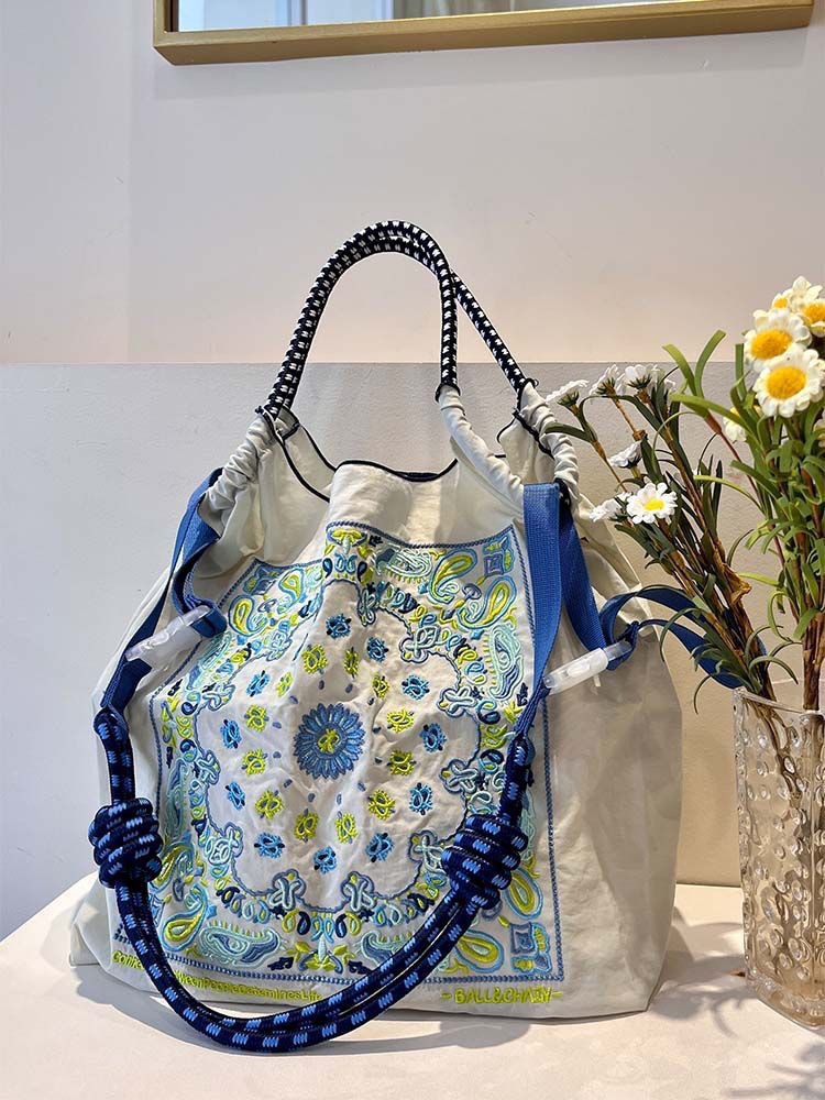 밝은 회색 캐슈 꽃