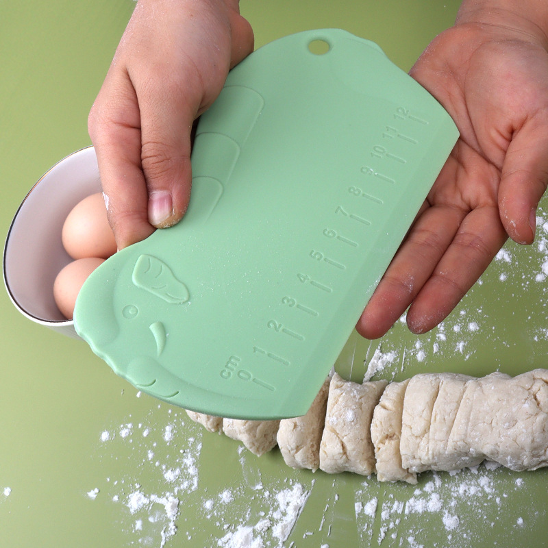 Cuchillo de masa creativo de dibujos animados raspador de crema de grado alimenticio para el hogar cortador de fideos antiadherentes