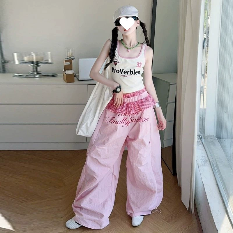 Летний костюм для девочек 2025, новый стиль, топ на бретелях с надписью, розовые кружевные карго-брюки, двухкомпонентный костюм для детей среднего и старшего возраста