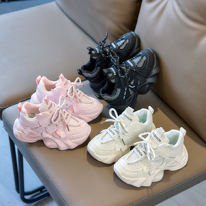 Zapatos de papá suaves para niños, primavera de 2026 zapatos de deporte transpirables antideslizantes para niñas en stock image 2