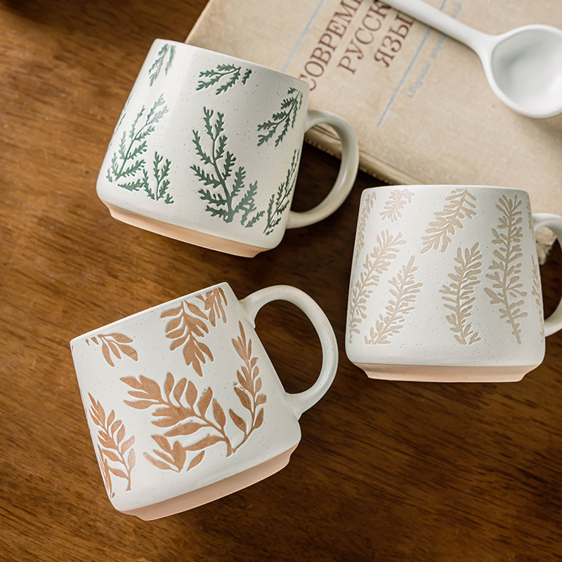 Taza de estilo pastoral Taza de cerámica al por mayor Taza de hoja en relieve exquisita Taza de agua para el hogar Taza de café japonesa de gran capacidad