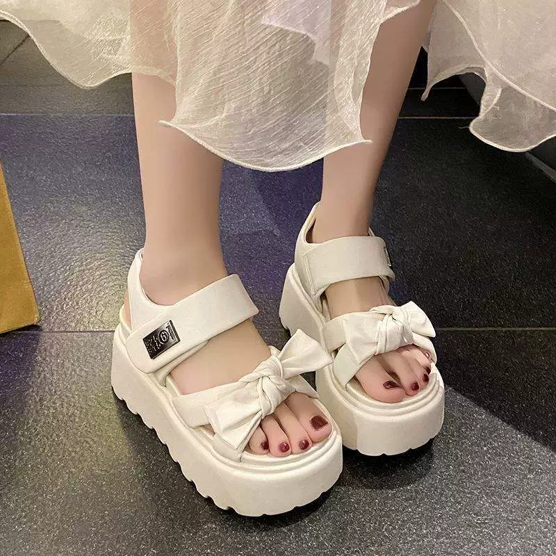 Женские летние сандалии 2025 года, новые модели, на платформе, с бантом, толстой подошвой, универсальные, в римском стиле, подходят к юбке.
