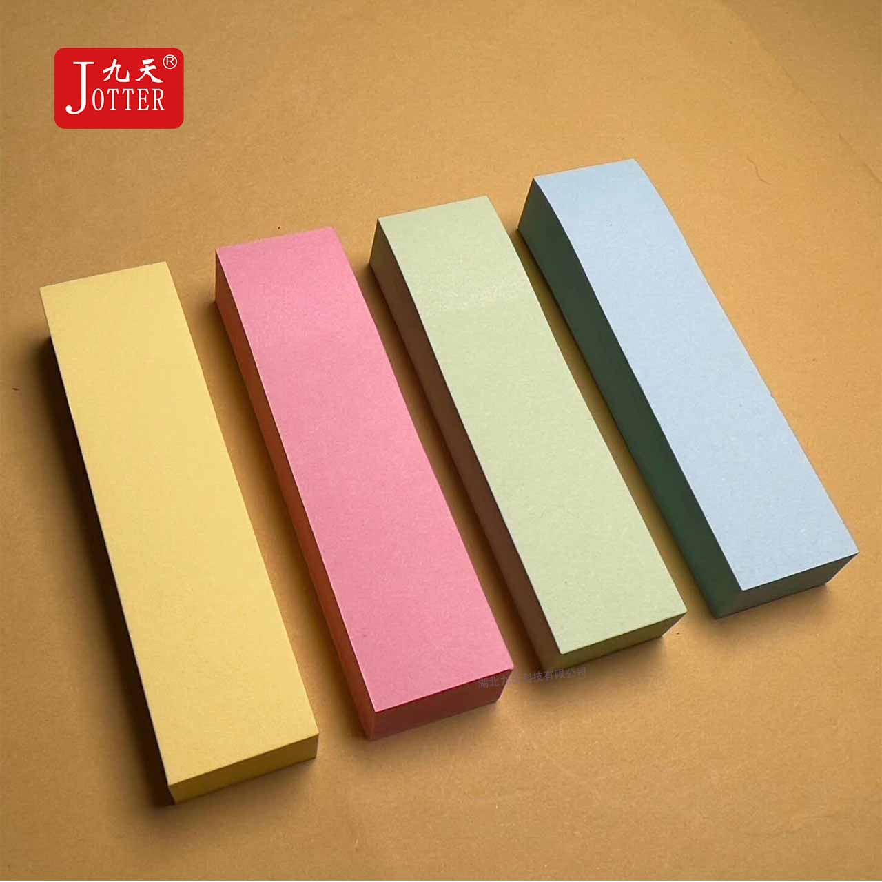 Notas adhesivas coloridas con marcadores y etiquetas creativas T1