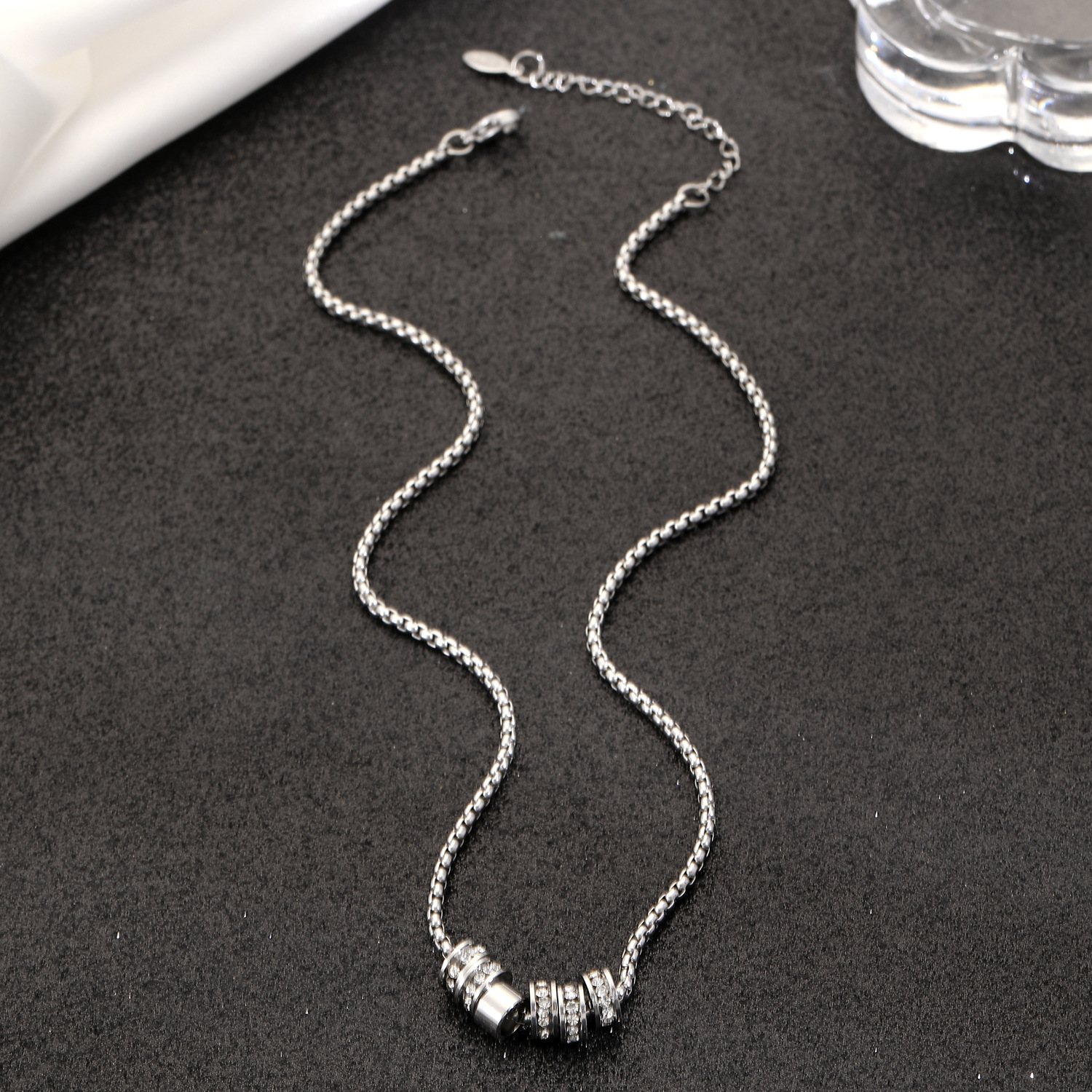 Sparkling Diamond Titanium Steel Round Pendant Necklace For Men, Light Luxury Niche Design, Fashionable Versatile Unisex_voghion.com