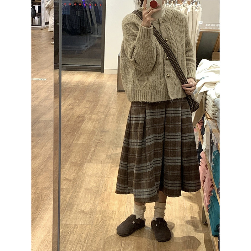 Thickened Woolen Plaid Pleated Skirt for Women in Autumn and Winter Retro Preppy Style Small People Covering the Span and Slimming Look A-Line Long Skirt Thickened Woolen Plaid Pleated Skirt for Women in Autumn and Winter Retro Preppy Style Small People Covering the Span and Slimming Look A-Line Long Skirt