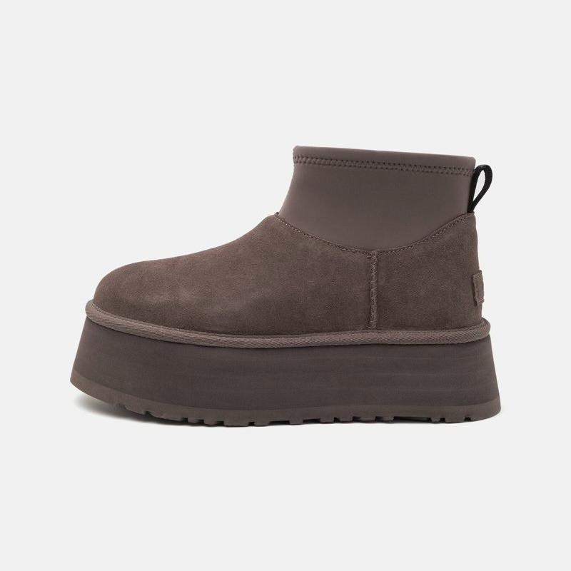 Estrellas con el mismo invierno de 2024 nuevo tipo de botas de fondo grueso de altura mini mini pieles de tubo corto una botas de nieve mujeres