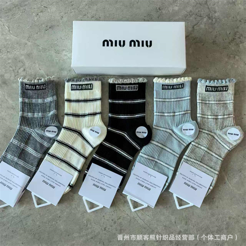 新製品 miumiu 綿靴下箱入り 5 足ミッドチューブレディースソックス水玉文字トレンディソックスシンプルでファッショナブルな外国貿易靴下|undefined