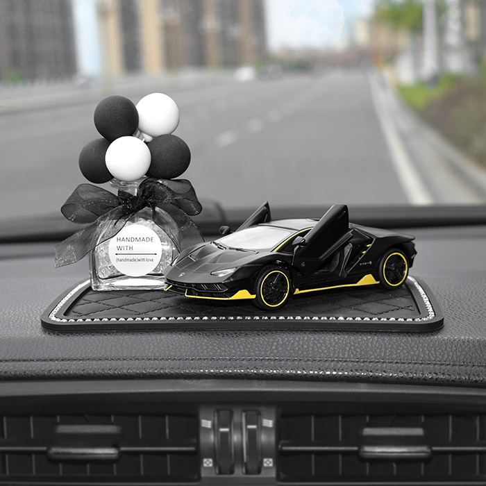 남성과 여성 자동차 선물을위한 새로운 모델 럭셔리카 로고 센터 콘솔 실내 장식 자동차 아로마 테라피 팬더 장식품