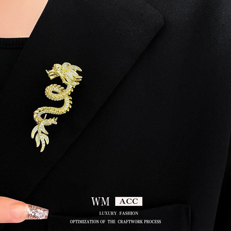 Oro verdadero diamante eléctrico Zodiac dragón broche de metal estilo nacional retro pin de nicho personalidad accesorios fabricantes mujeres al por mayor