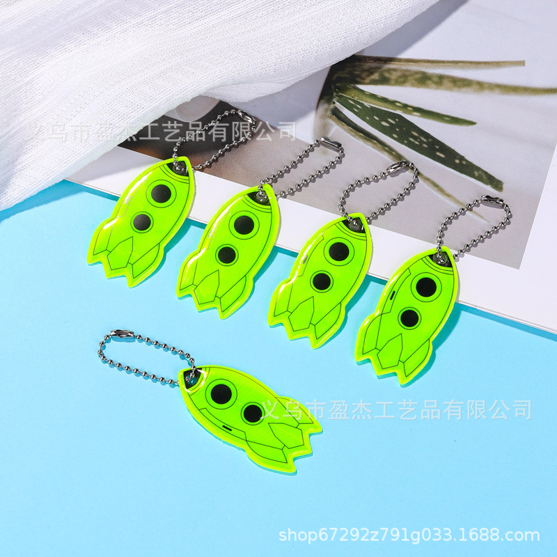 Factoria directa de colgantes reflectantes en forma de cohetes de llaveros nocturnos material de PVC colgantes de seguridad creativos de luz nocturna