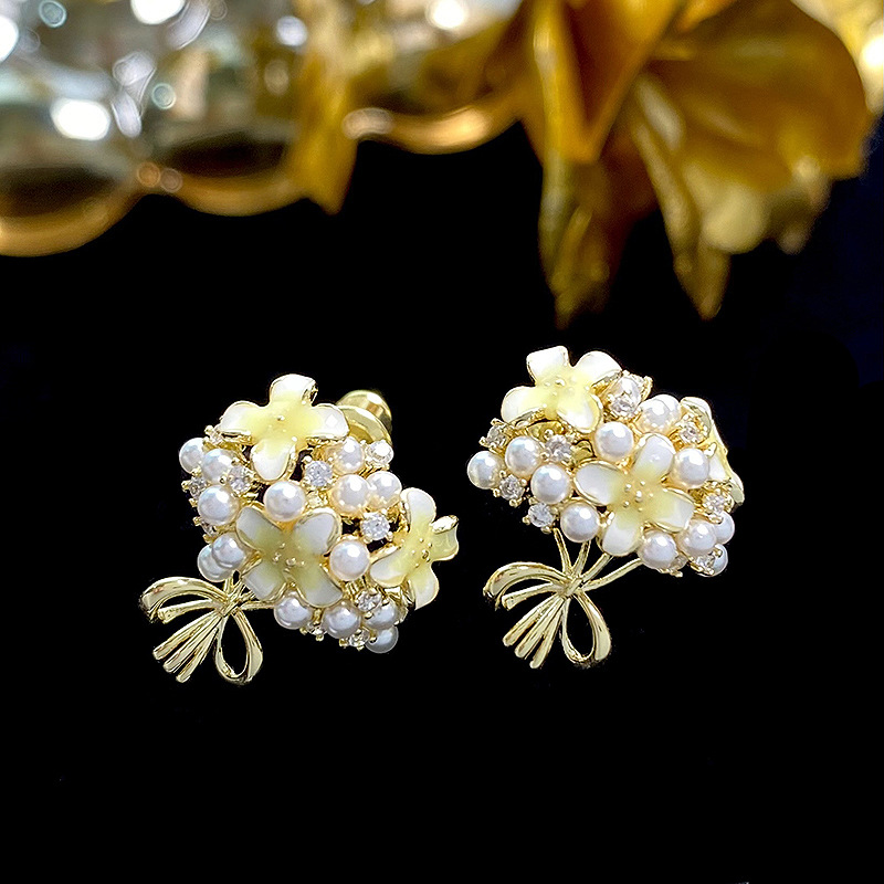 Fresh fashionable small design retro earrings with zircon pearl