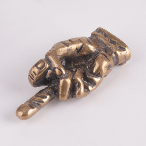 Pure brass hand-made old home desktop ornaments personalized vertical middle finger tea pet ornaments copper coins street stall supply wholesale