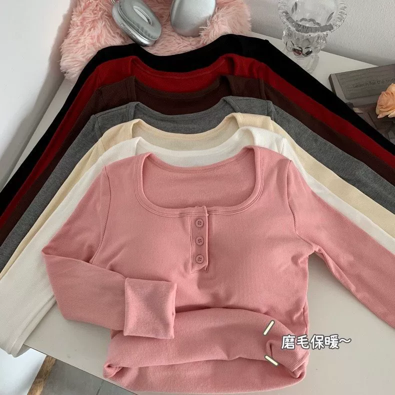 Квадратный воротник с шлифовальной футболкой на плече женский 2023 осень и зима новый тонкий, теплый с длинными рукавами внутри и снаружи.