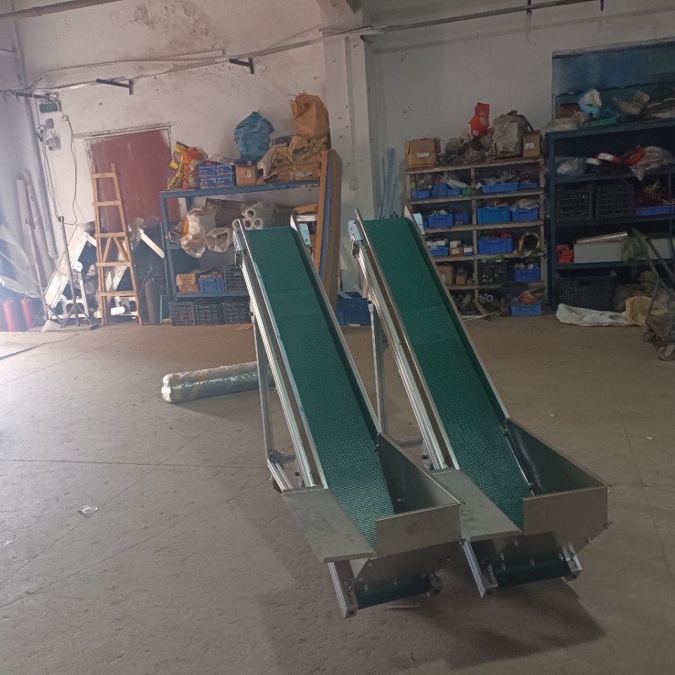 批发输送机包装运输传送带爬坡流水线上料机挡条提升机PVC传送带