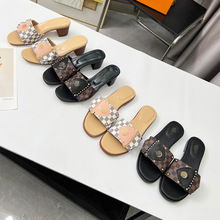 欧美时尚休闲凉鞋2025新款真皮格子金属字母平底拖鞋沙滩度假外贸