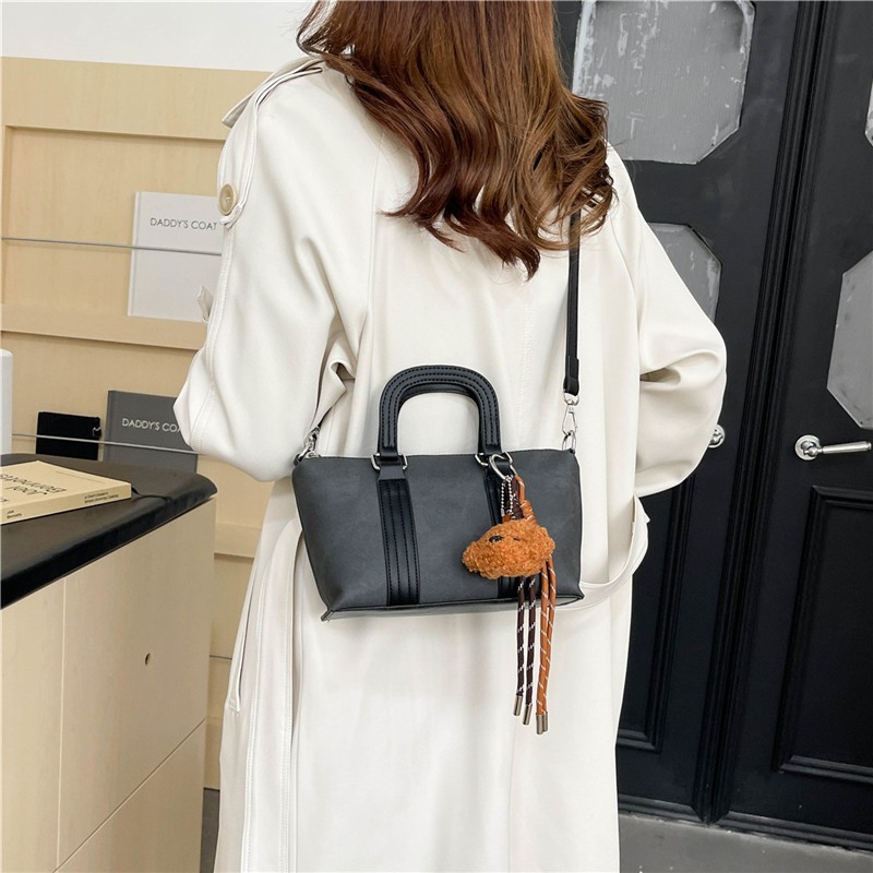 휴대용 버킷 가방 여성의 2024 새로운 도착 여성 가방 유행 캐주얼 어깨 가방 간단한 복고풍 크로스 바디 백