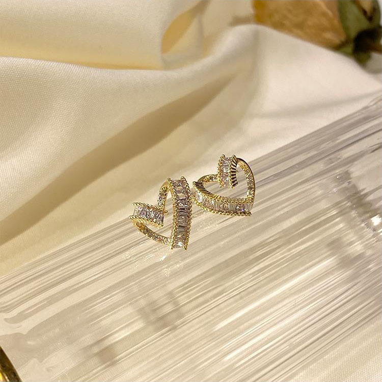 Exquisite compact heart-shaped for women with unique summer temperament, niche design sense, high-end and earrings_voghion.com