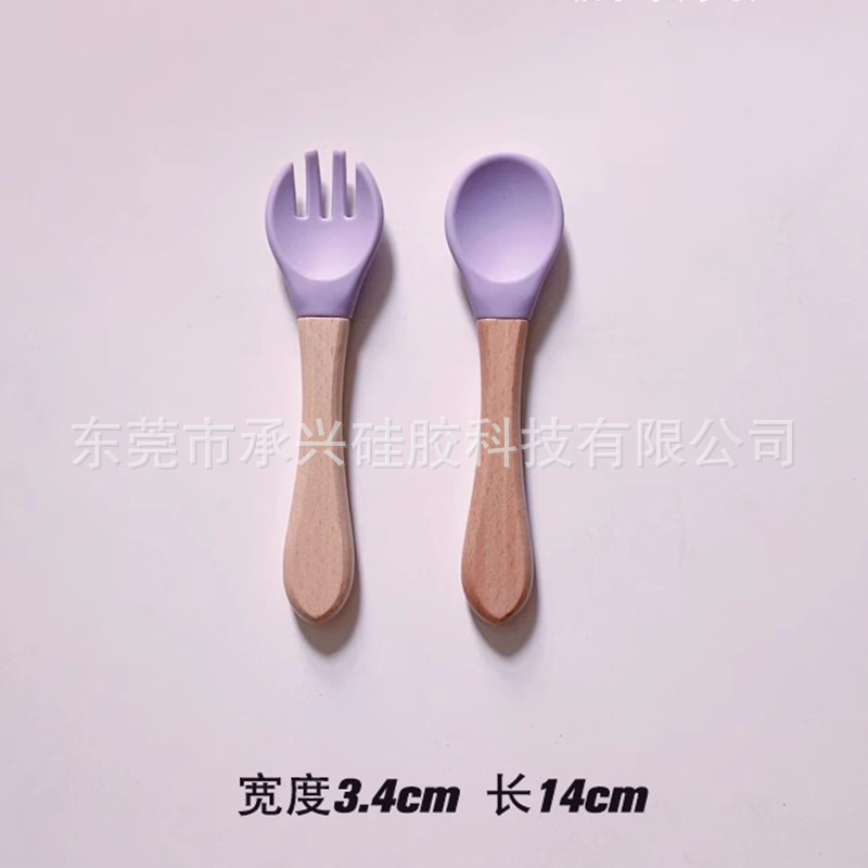 연한 보라색 포크와 스푼